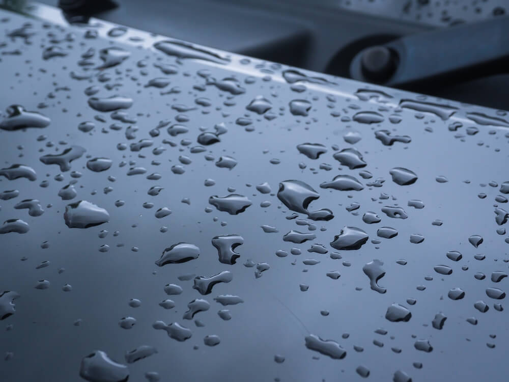 Krople wody na aucie